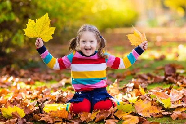 Niño en el parque de otoño. Niño con hojas de otoño . — Foto de Stock