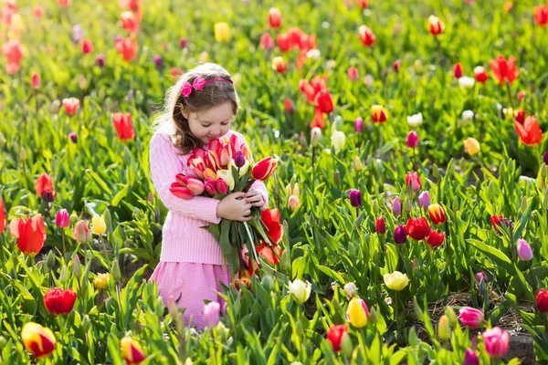 Tulipán virágoskert kislány — Stock Fotó