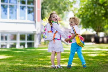 Çocuklar okula yıl başlangıç geri dönüş