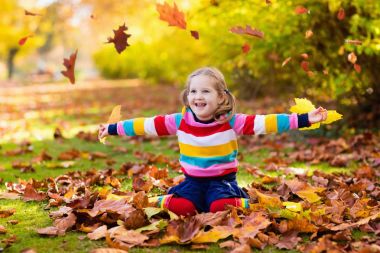 Çocuk sonbahar Park. Çocuk ile sonbahar yaprakları.