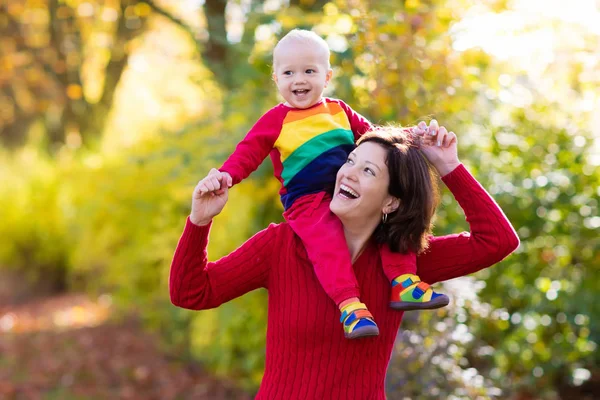 Anya és a baba az ősszel. Őszi szabadtéri családi szórakozás. — Stock Fotó