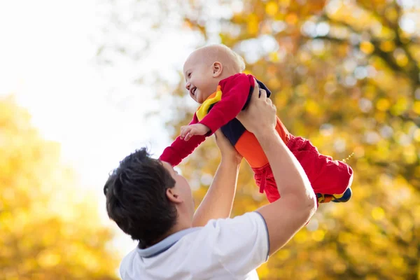Ojciec i dziecko w jesieni. Upadek zabawy na świeżym powietrzu dla rodzin z dziećmi. — Zdjęcie stockowe