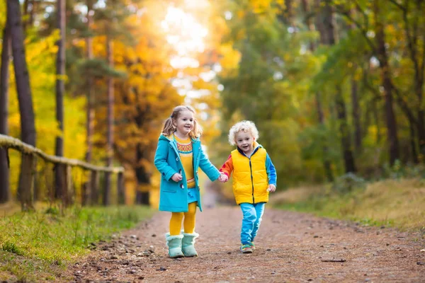I bambini giocano nel parco autunnale. Bambini in autunno . — Foto Stock