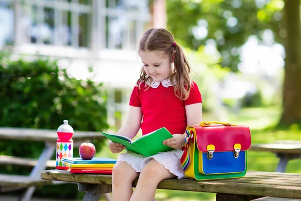 Kind terug te gaan naar school, begin van het jaar — Stockfoto