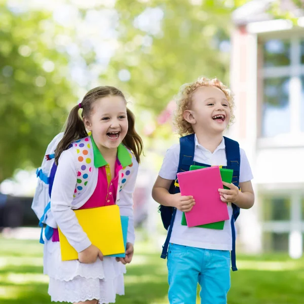 孩子们回到学校，一年的开始 — 图库照片