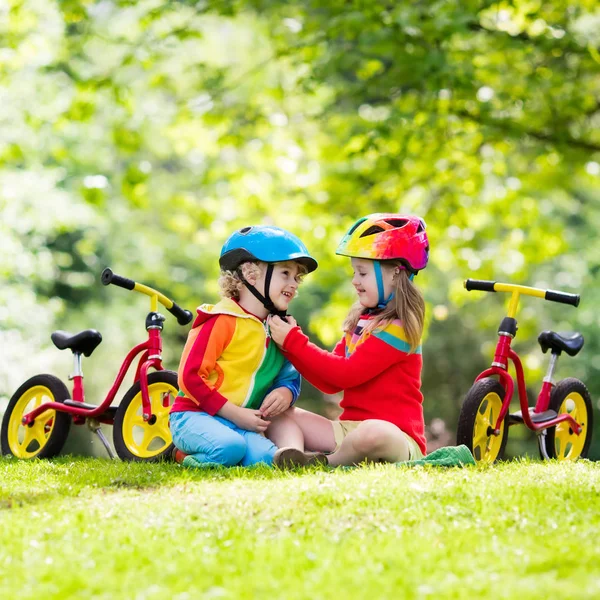 Dzieci jeździć na rowerze równowagi w parku — Zdjęcie stockowe