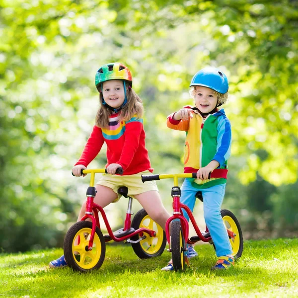 公園のバランス自転車に乗る子供たち — ストック写真
