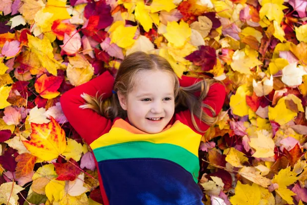 Niño en el parque de otoño. Niño con hojas de otoño . — Foto de Stock