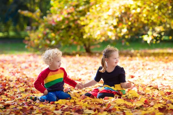 Dzieci grają w jesienny park. Dzieci jesienią. — Zdjęcie stockowe