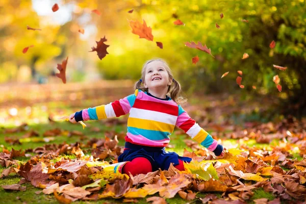 Дитина в осінньому парку. Малюк з осіннім листям . — стокове фото