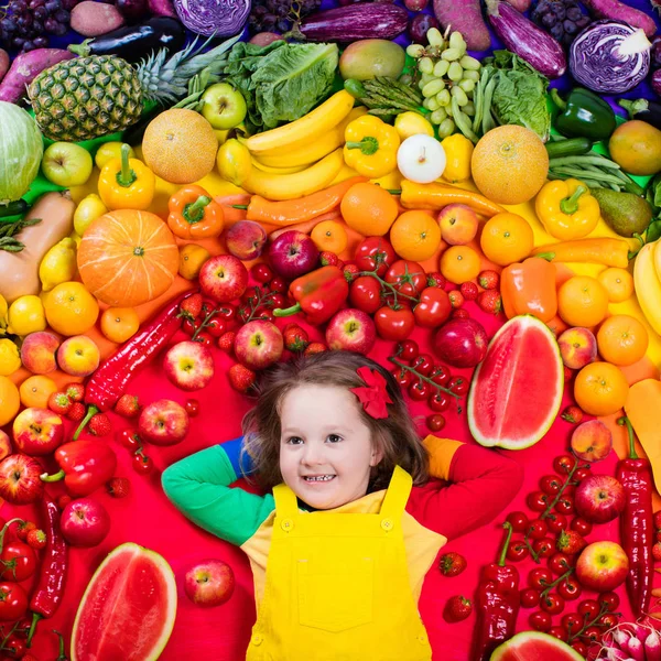 Здорове фруктове та овочеве харчування для дітей — стокове фото