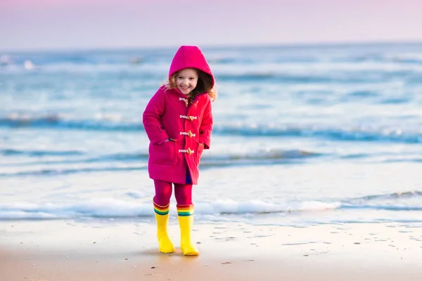 Niño en la playa del Mar del Norte en invierno — Foto de Stock