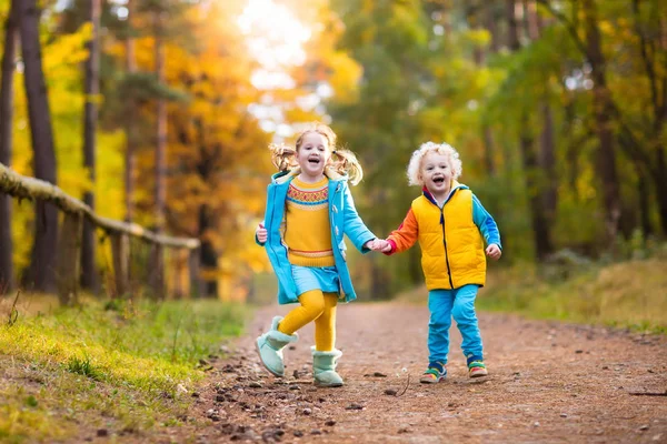 秋の公園で子供たちが遊ぶ。秋の子供たち. — ストック写真