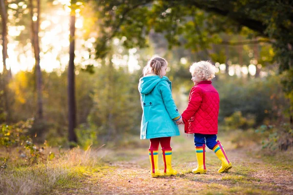 Kinderen spelen in de herfst park. Kinderen in herfst. — Stockfoto