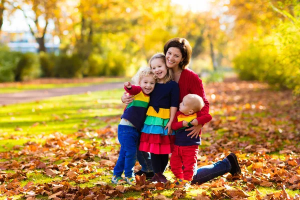 Мать и дети в осеннем парке — стоковое фото