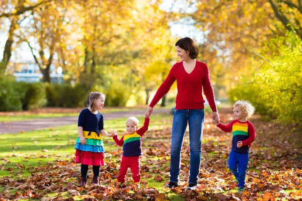 Madre e hijos en el parque de otoño — Foto de Stock