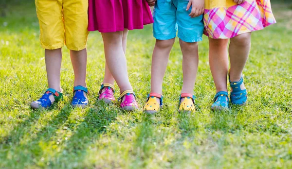Τα παιδιά με τα πολύχρωμα παπούτσια. Παιδικά υποδήματα — Φωτογραφία Αρχείου