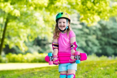 Çocuk sürme kaykay yaz Park