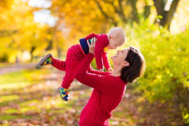 Anne ve bebek Güz. Sonbahar açık aile eğlence.