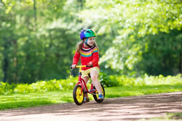 公園のバランス自転車に乗る子供たち — ストック写真