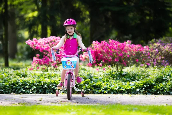 Child riding bike. Kid on bicycle. — Stock Photo, Image