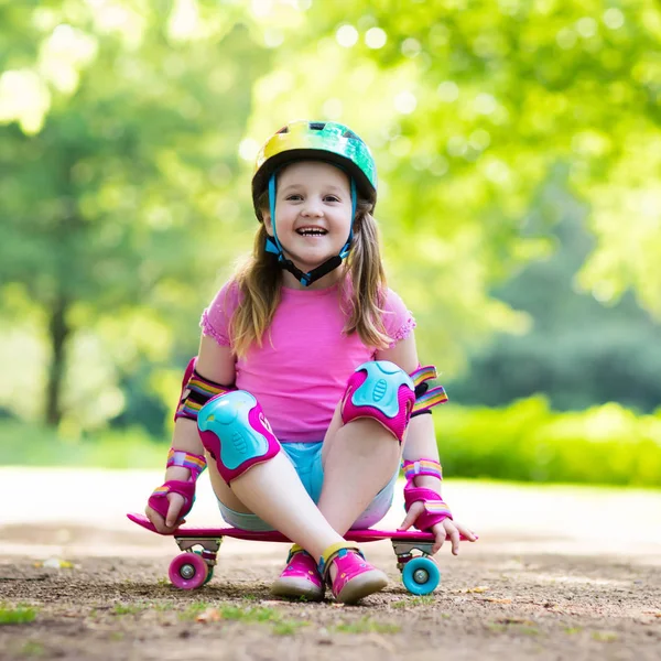 Criança andar de skate no parque de verão — Fotografia de Stock