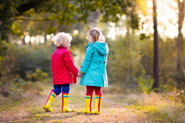 Kinder spielen im Herbstpark. Kinder im Herbst. — Stockfoto