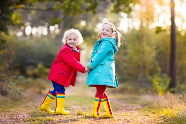 Дети играют в осеннем парке. Дети осенью . — стоковое фото