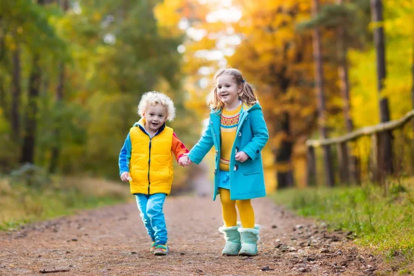 Les enfants jouent dans le parc d'automne. Enfants en automne . — Photo