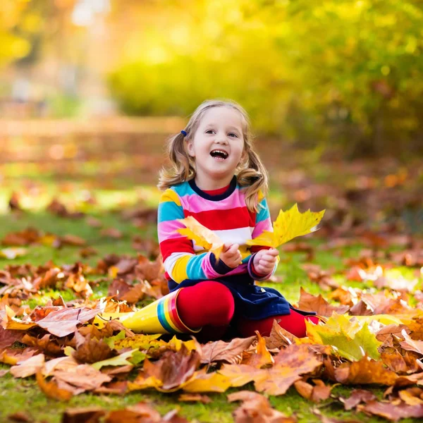 Çocuk sonbahar Park. Çocuk ile sonbahar yaprakları. — Stok fotoğraf