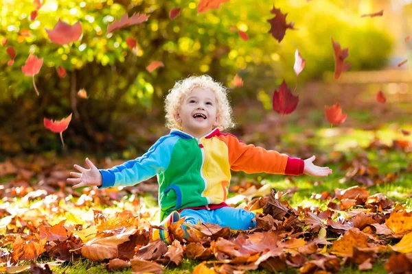 Enfant à Fall Park. Enfant avec feuilles d'automne . — Photo