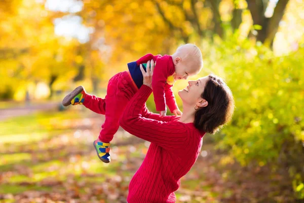 Mãe e bebê no outono. Diversão em família ao ar livre queda. — Fotografia de Stock