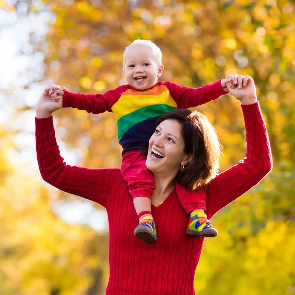 Anya és a baba az ősszel. Őszi szabadtéri családi szórakozás. — Stock Fotó