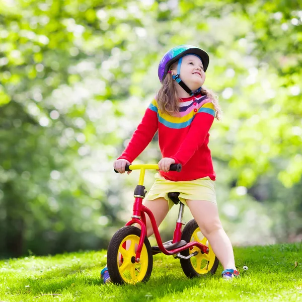 Crianças passeio de bicicleta de equilíbrio no parque — Fotografia de Stock