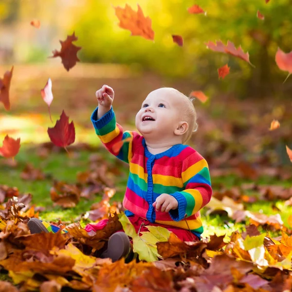 Kind im Fallpark. Kind mit Herbstblättern. — Stockfoto