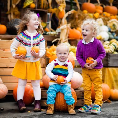 Çocuklar eğleniyor kabak yama