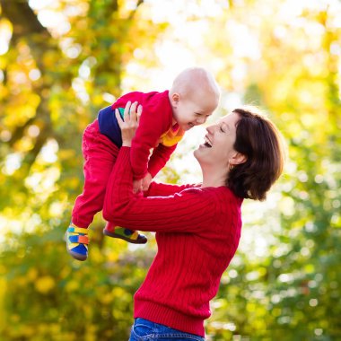Anne ve bebek Güz. Sonbahar açık aile eğlence.