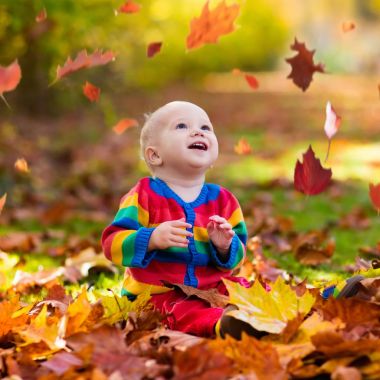 Çocuk sonbahar Park. Çocuk ile sonbahar yaprakları.