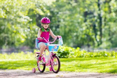 Çocuk binicilik bisiklet. Bisikletli çocuk.