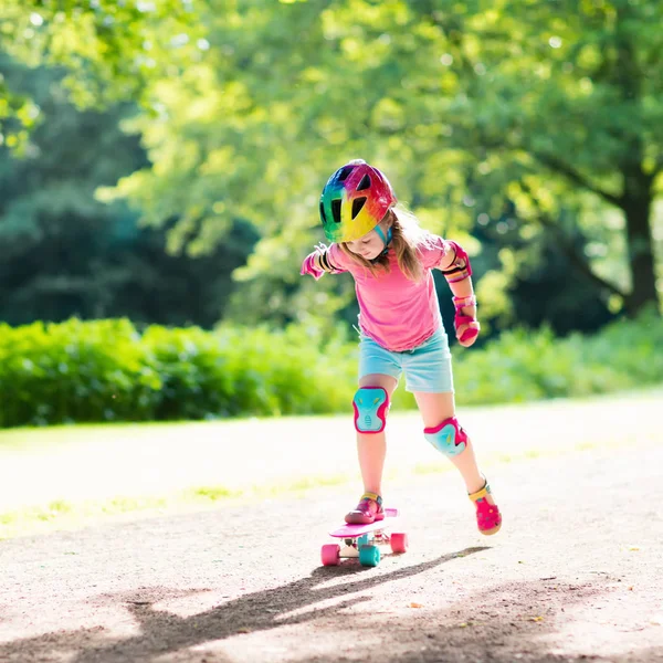 Deskorolka jazda dziecko w lato park — Zdjęcie stockowe