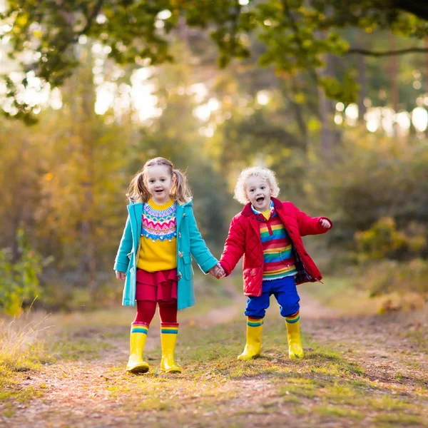 Los niños juegan en el parque de otoño. Niños en otoño . — Foto de Stock