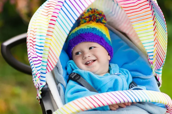 男婴，婴儿小推车在秋天的公园 — 图库照片
