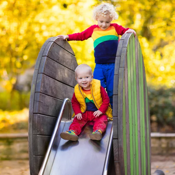 Dítě na hřišti na podzim. Děti na podzim. — Stock fotografie