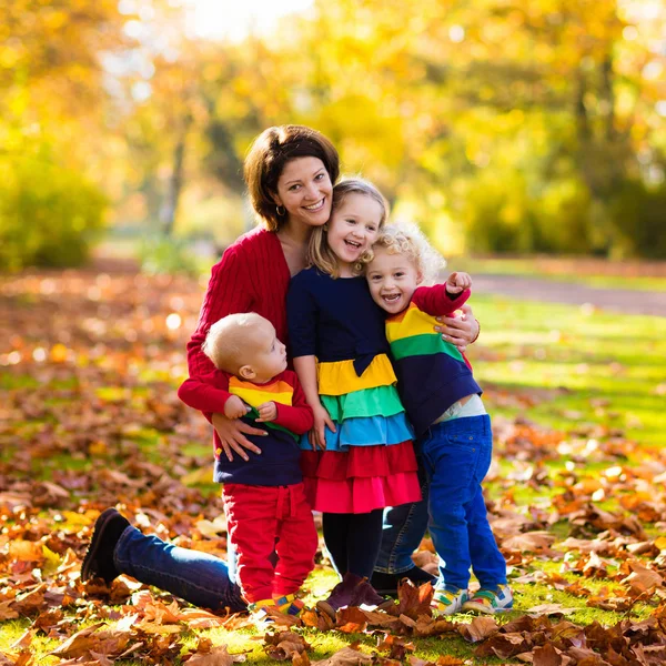 Madre e hijos en el parque de otoño — Foto de Stock