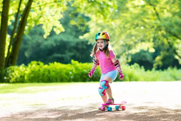 Barn ridning skateboard i sommaren park — Stockfoto