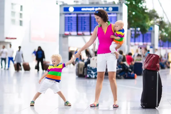Familie op de luchthaven voor de vlucht — Stockfoto
