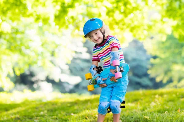 Deskorolka jazda dziecko w lato park — Zdjęcie stockowe