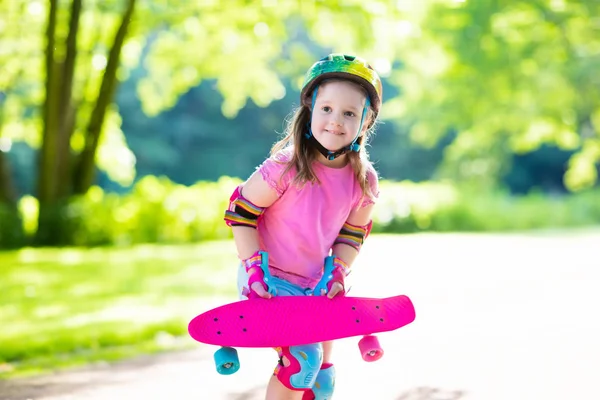 Dětské jezdecké skateboard v letním parku — Stock fotografie