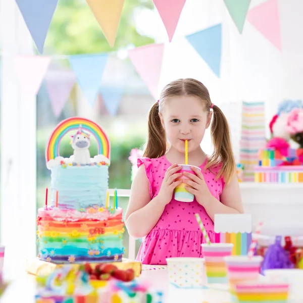 Fiesta de cumpleaños de niños. Niña con pastel . —  Fotos de Stock