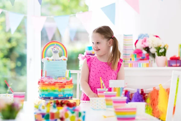 Fiesta de cumpleaños de niños. Niña con pastel . — Foto de Stock